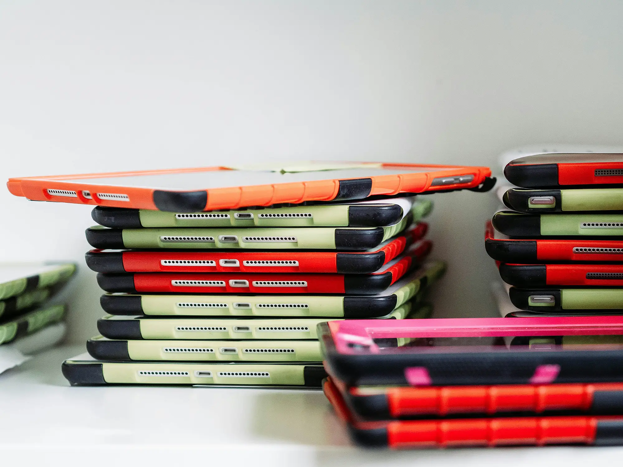 Bunte Tablets die übereinander gestapelt sind