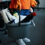 Secchio con detergente per la pulizia degli edifici